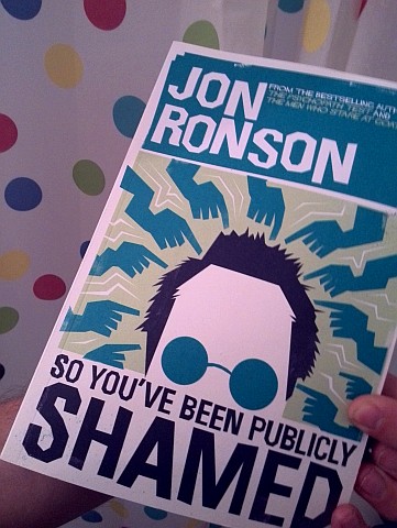 Jon Ronsons neuestes Buch, lese ich auch gerade